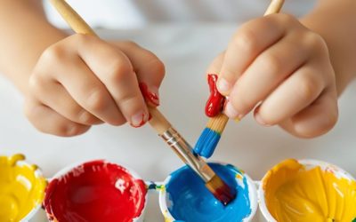 Apprendre les couleurs primaires grâce à l’activité peinture Montessori