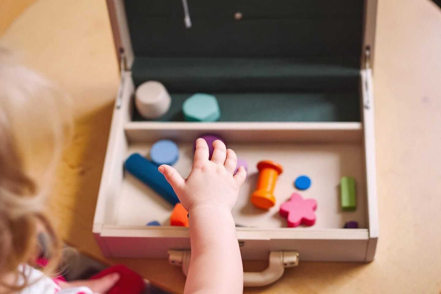 À partir de quel âge peut-on utiliser une valise dextérité Montessori ?