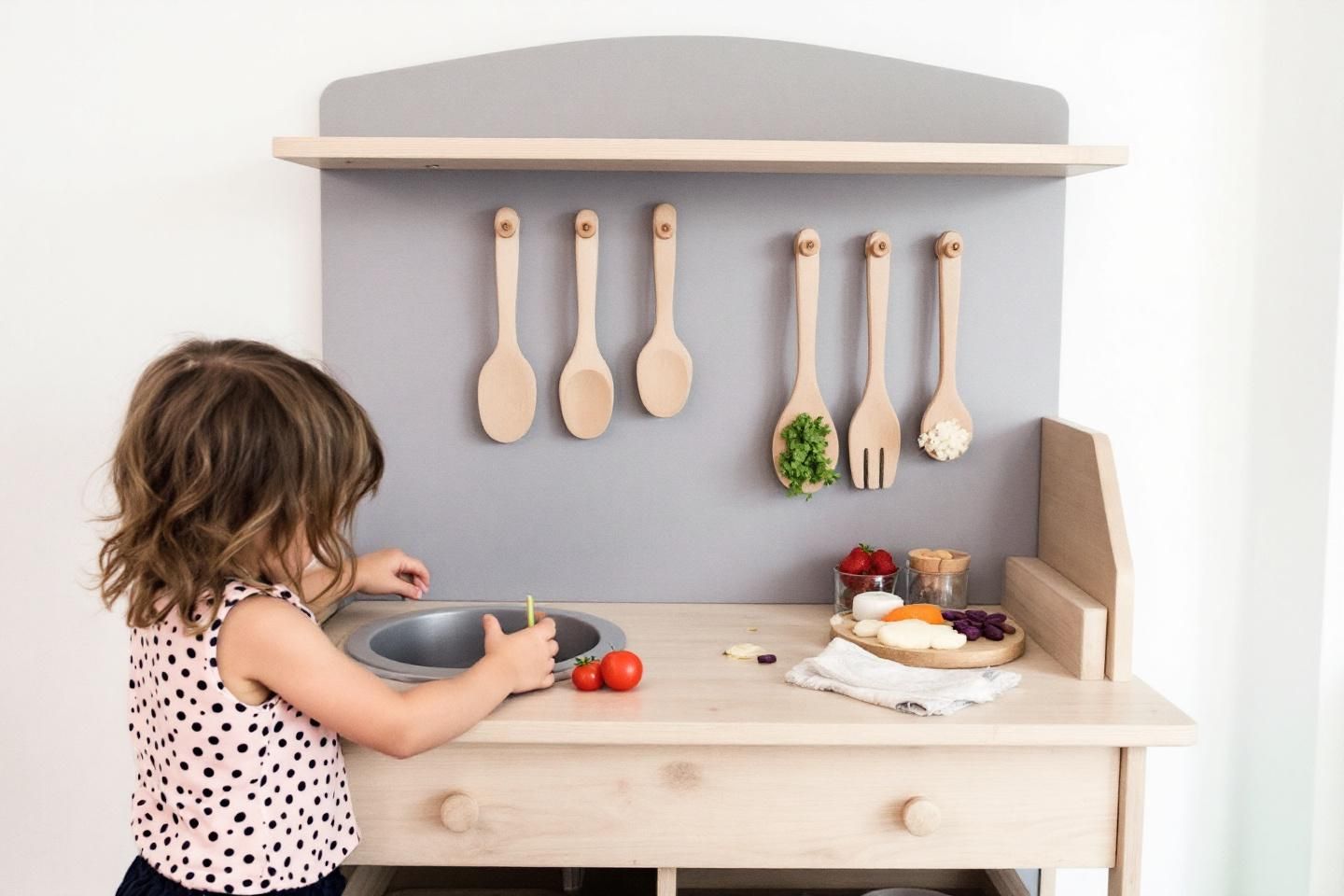 À quel âge peut-on introduire les jeux d’imitation Montessori ?