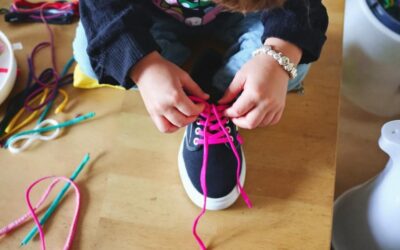 Apprendre à faire ses lacets avec la méthode Montessori