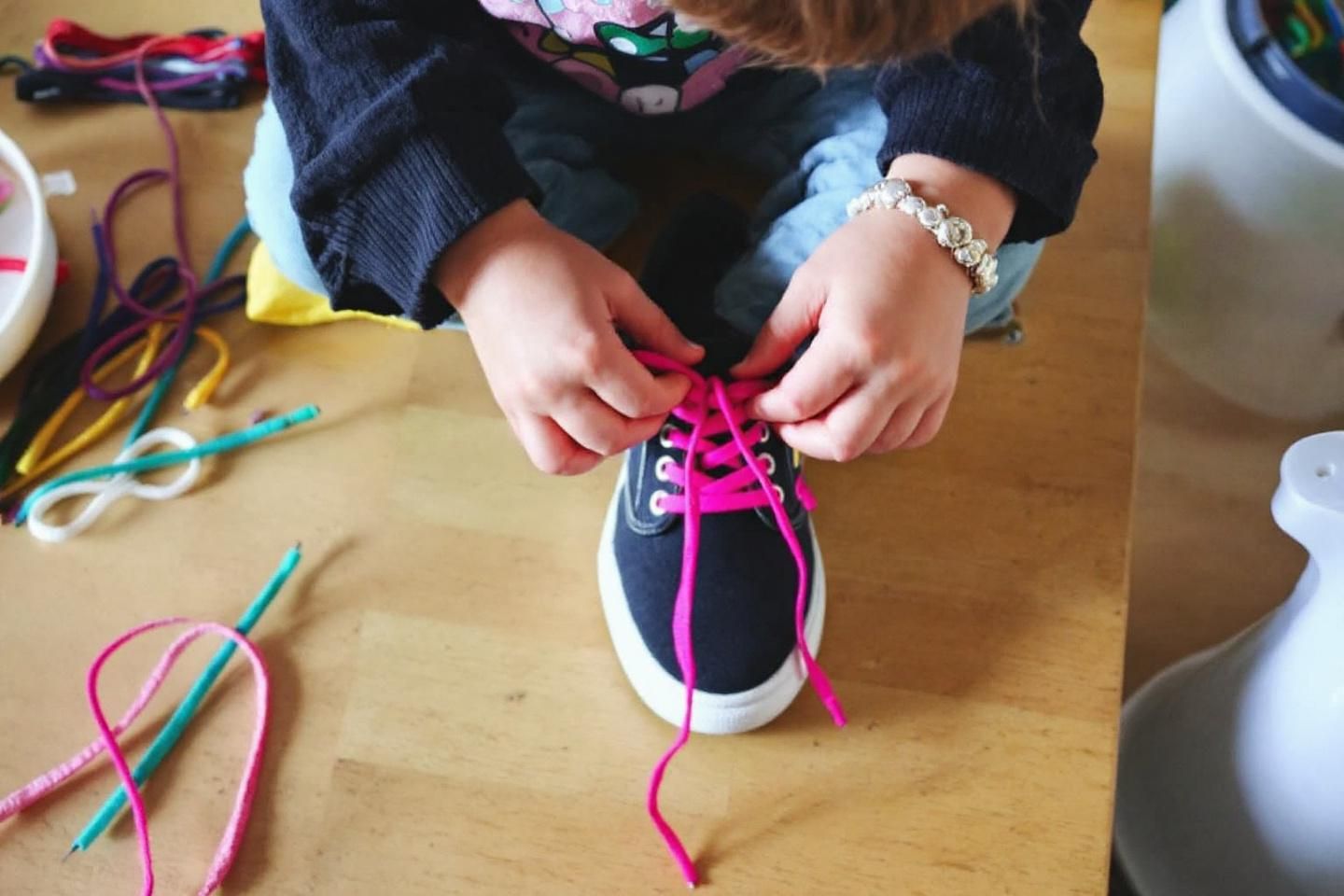 Apprendre à faire ses lacets avec la méthode Montessori