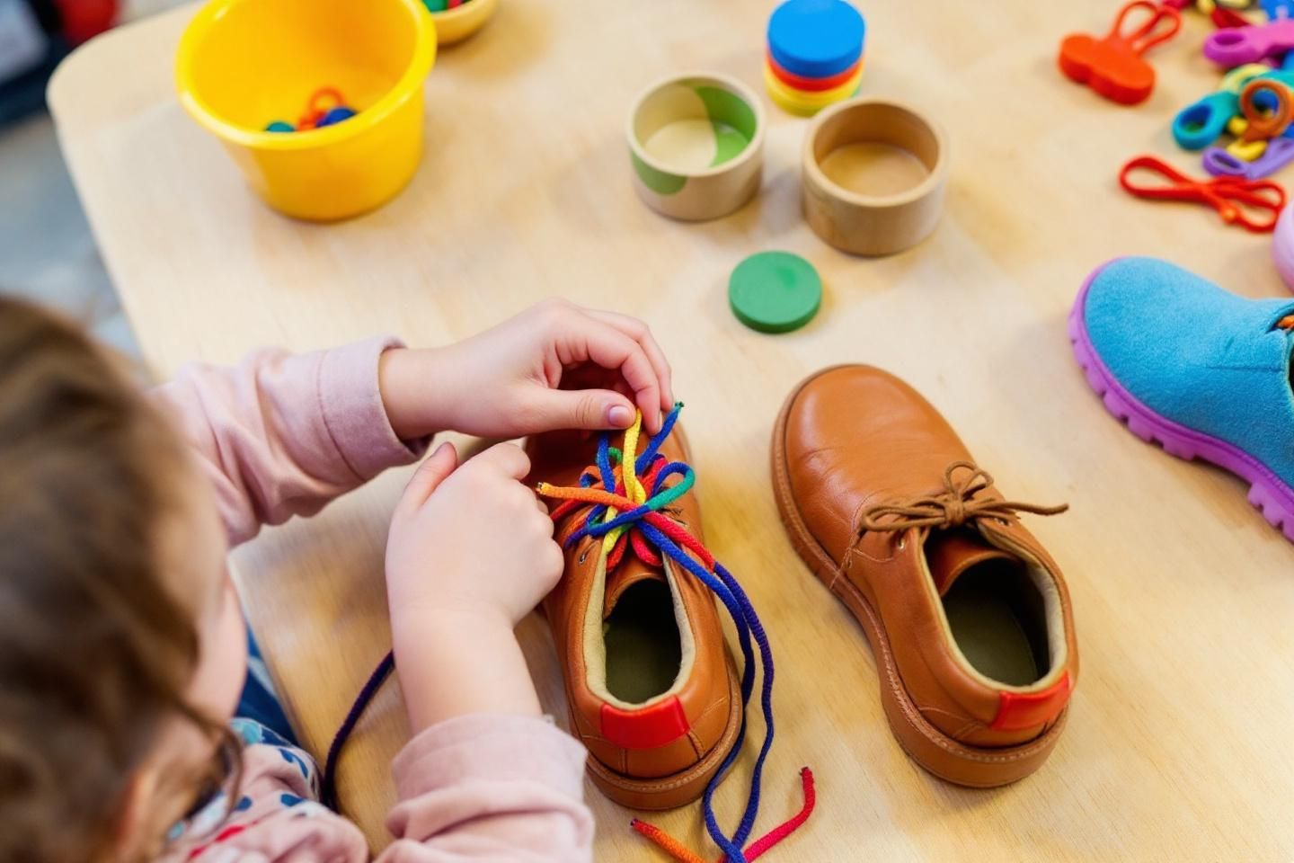Les étapes pour apprendre à faire ses lacets avec la méthode Montessori
