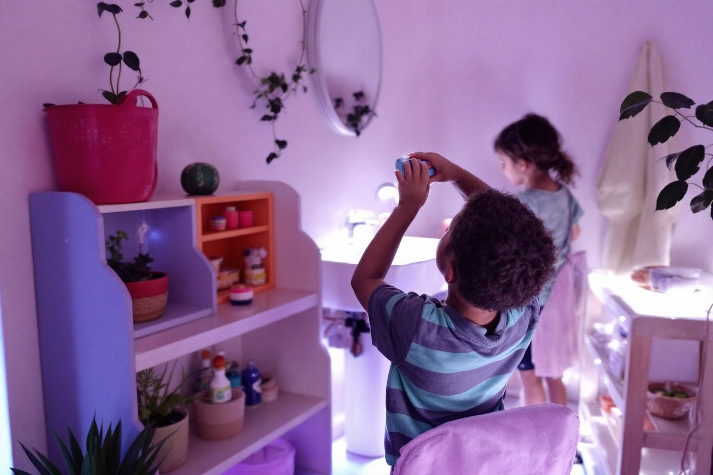Quelles sont les astuces pour garantir la sécurité des enfants dans une salle de bain Montessori ?