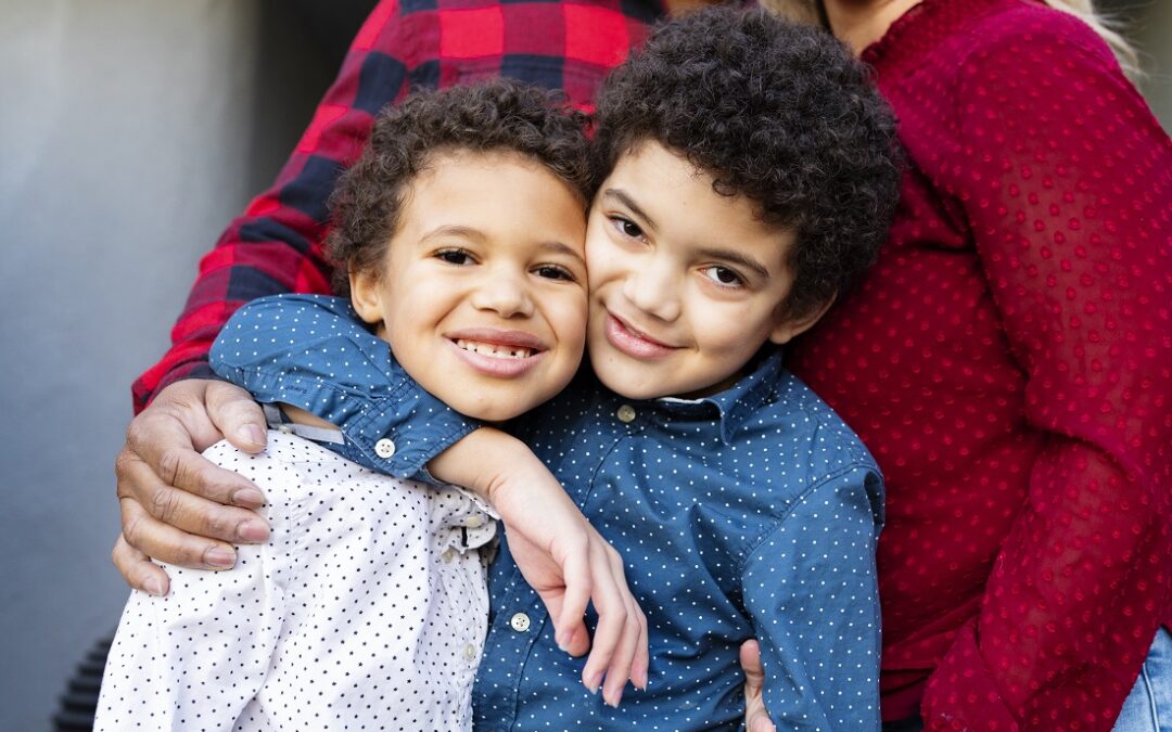 Apaiser la jalousie dans la fratrie : les mots à utiliser