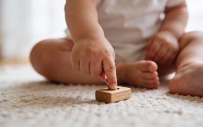 La mise en place de la pince pouce-index chez le bébé