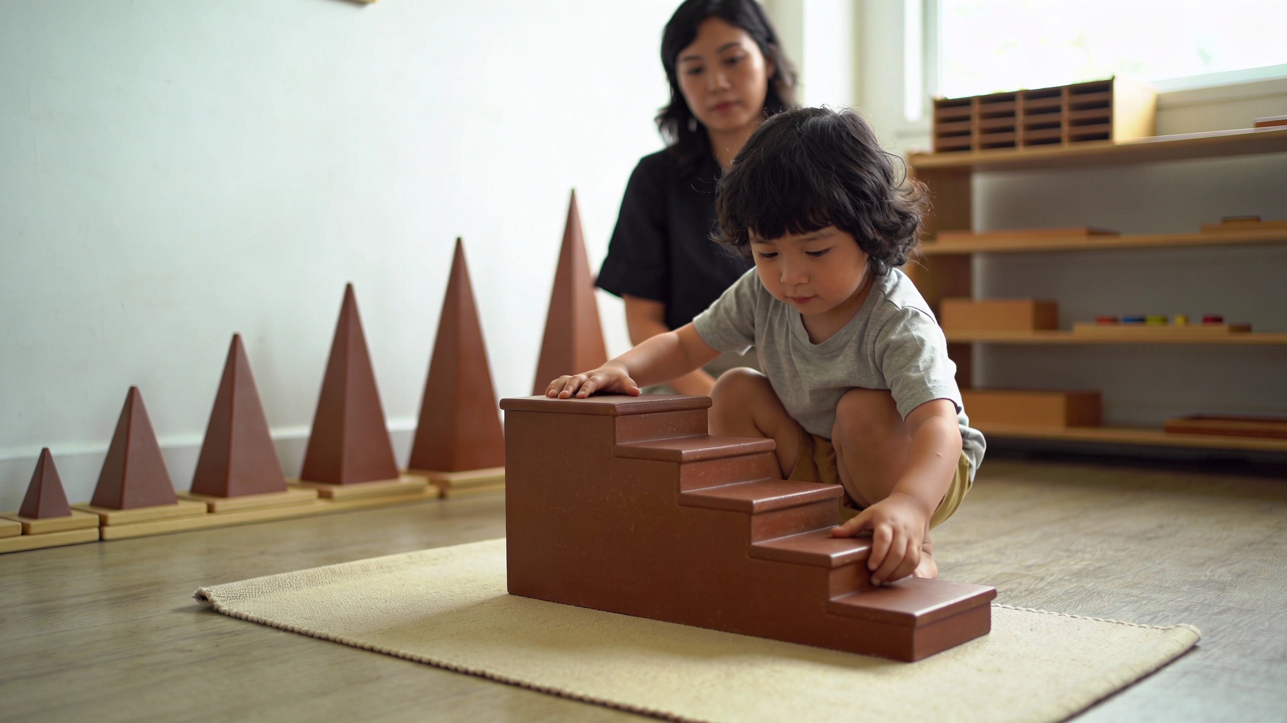 Escalier marron Montessori objectifs
