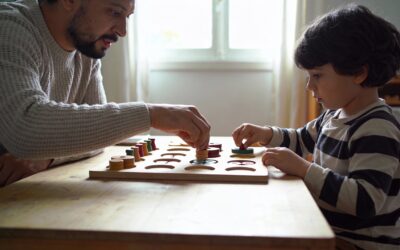 Jeux coopératifs pour enfants de 3 ans : bien choisir et accompagner selon la pédagogie Montessori