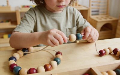 Enfiler des perles : à quel âge proposer cette activité aux enfants ?