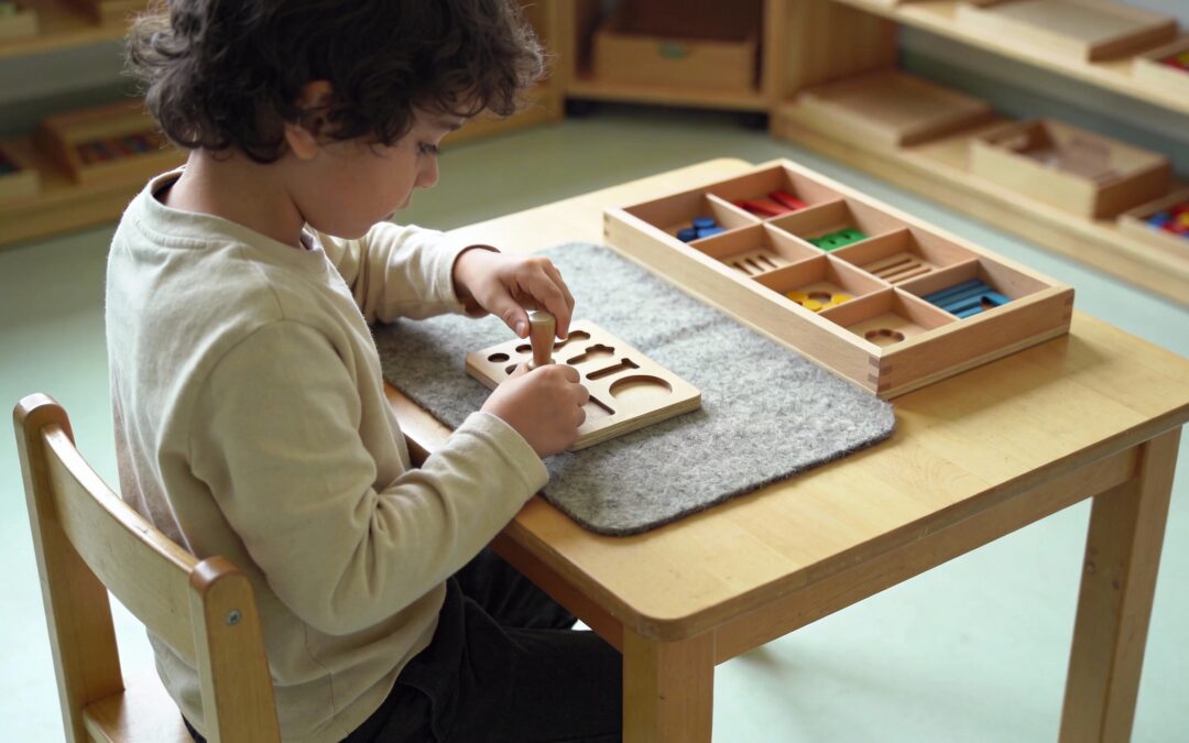 Le poinçonnage Montessori : matériel, objectifs et mise en pratique