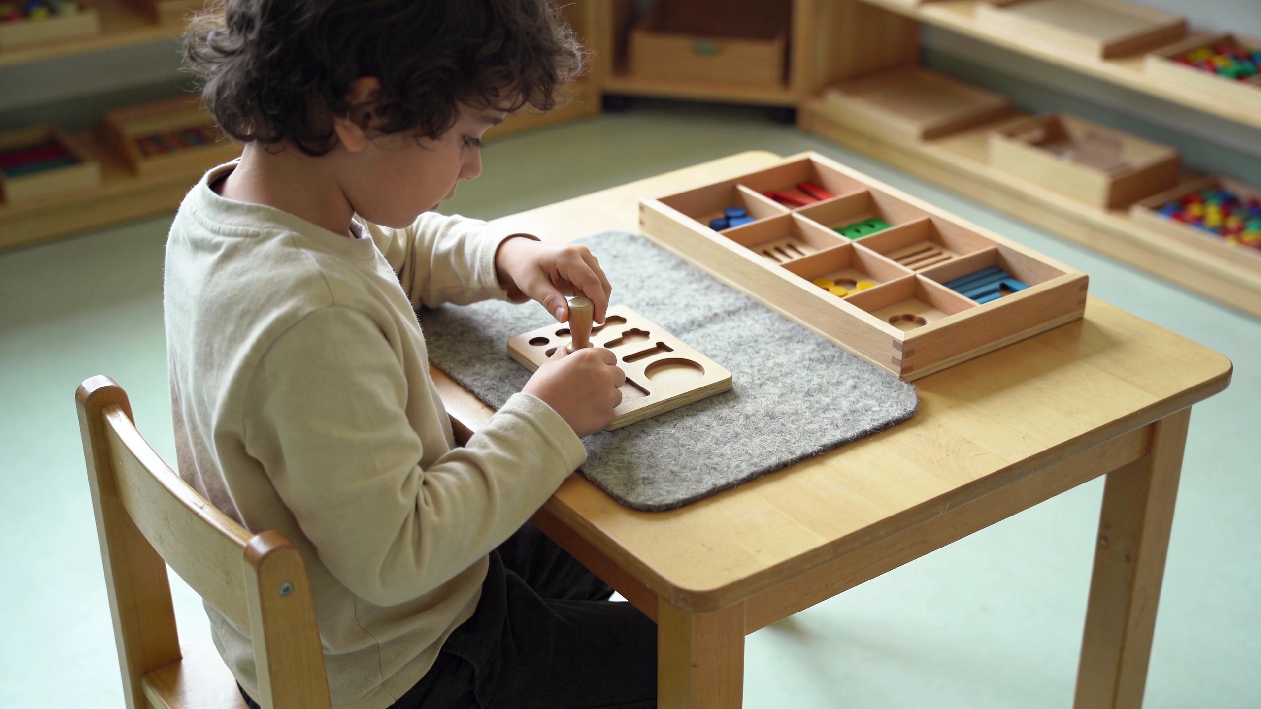 Poinçonnage Montessori matériel