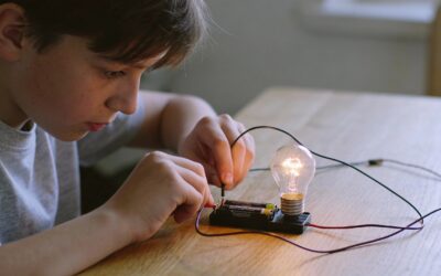 Allumer une ampoule avec une pile : expérience d’électricité simple et concrète