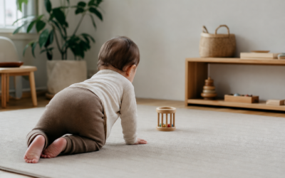 Bébé à quatre pattes : âges, gestes et signaux utiles