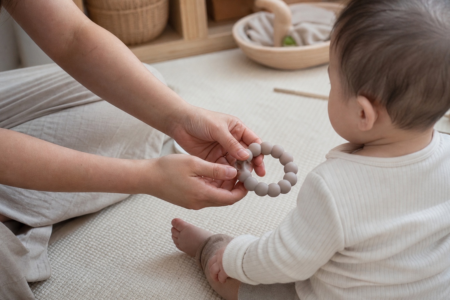 Poussée dentaire : soulager bébé avec prudence en 2026
