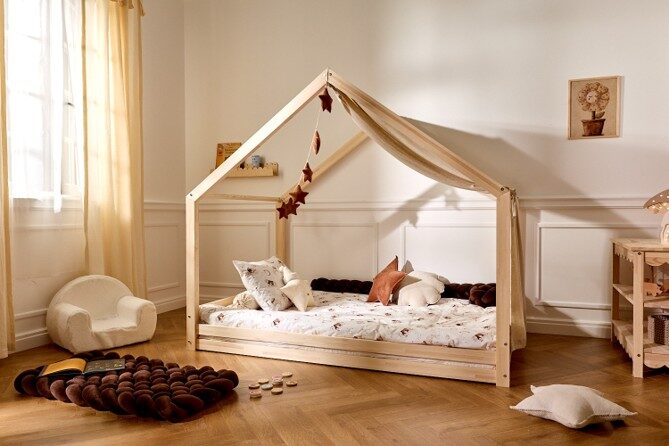Lit cabane Montessori en bois naturel Lit cabane Montessori en bois dans une chambre d’enfant