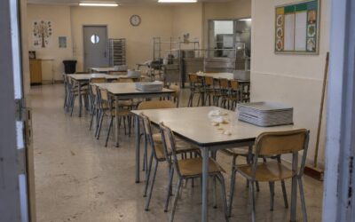 École de Crépy-en-Valois : pourquoi des enfants mangent le bras levé, et ce que répond la mairie