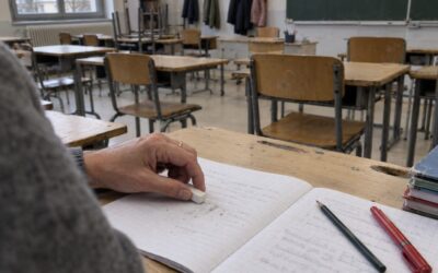 Gommer à la place d’un élève de CE1 : pourquoi deux enseignantes divergent, et ce que chacune fait en classe
